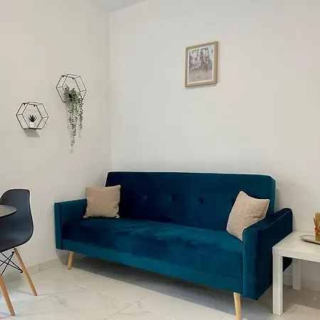 Cozy & Sunny Apartment, Near The '11'