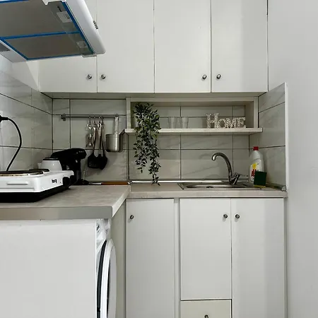 Cozy & Sunny Apartment, Near The '11' * 科斯镇